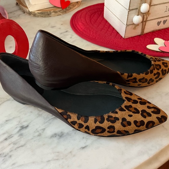 EUC two toned, leopard print pointy toed Johnston and Murphy flats - Picture 2 of 6